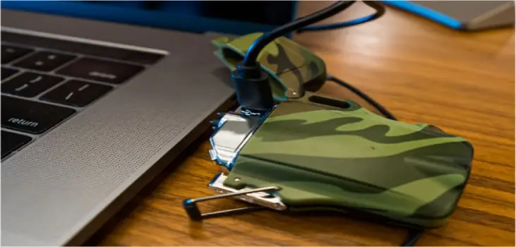 camolighter connected to a pc on a wooden desk